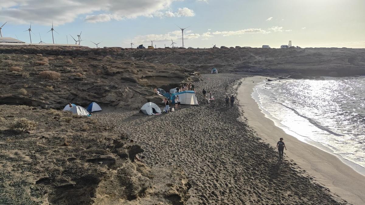 Acampada ilegal en un entorno protegido en Granadilla, sur de Tenerife.