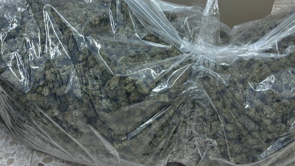 Pillan en Bollullos a un individuo con más de 8 kilos de marihuana en el maletero del coche