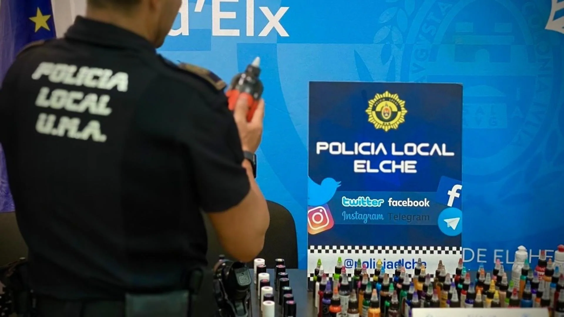 La Policía Local de Elche inicia una campaña para garantizar la seguridad en estudios de tatuaje y comercios de productos infantiles