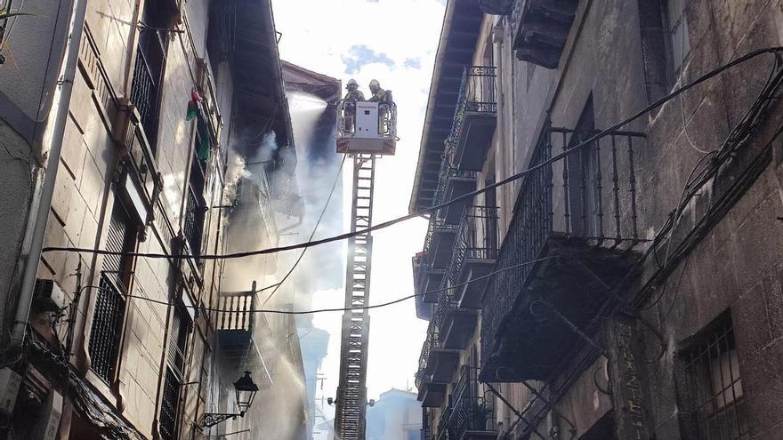 Mutriku: una mujer y su hijo sufren quemaduras tras el incendio de un edificio de viviendas del casco antiguo