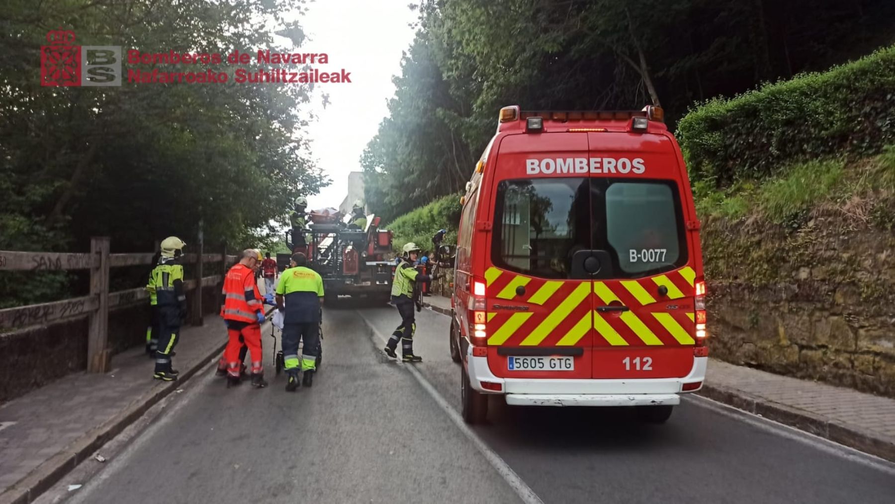 Herido un joven de 18 años tras caer desde la muralla en Pamplona: los árboles le han salvado