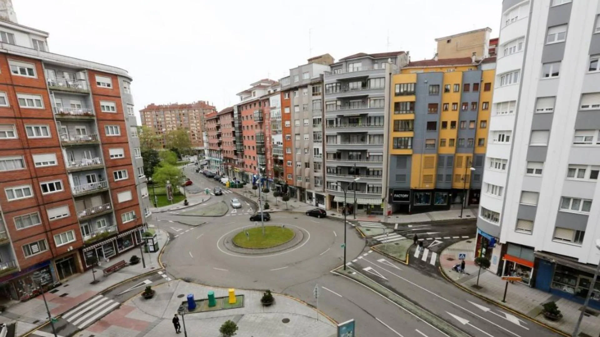 Afronta un año de cárcel por dejar a sus hijas, de tres y seis años, en el coche para irse de copas en Avilés