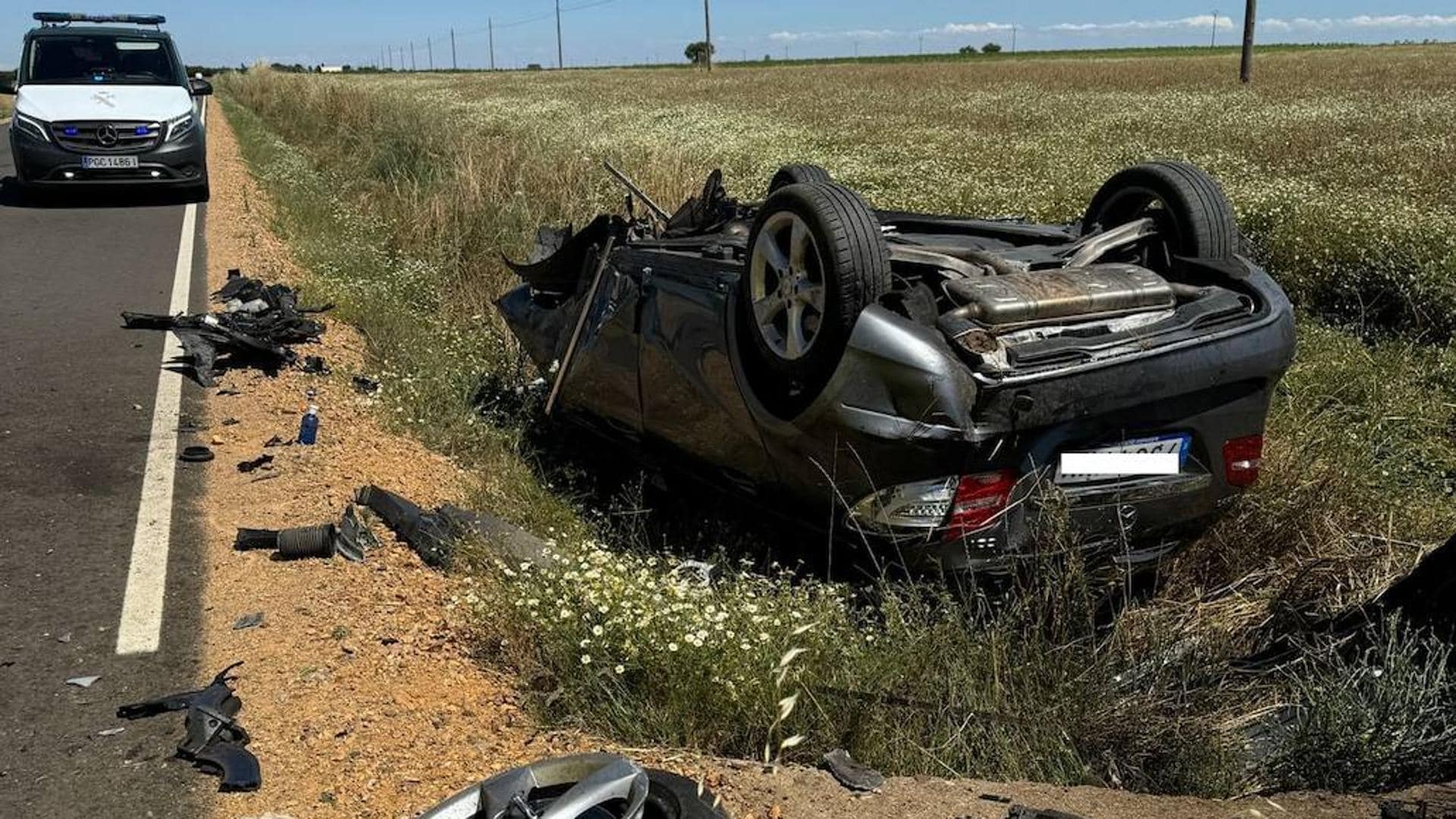Mujer queda atrapada en su vehículo tras chocar y volcar en la carretera DSA-510 en Forfoleda