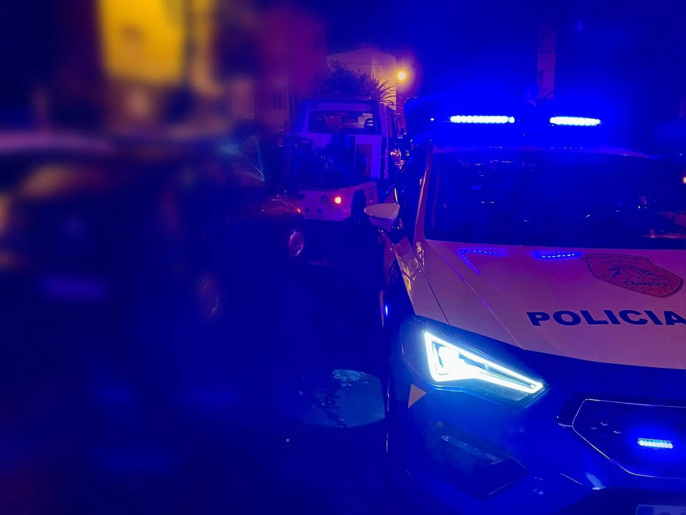 Mujer resulta herida al volcar su vehículo tras colisionar con varios autos estacionados en Las Palmas de Gran Canaria