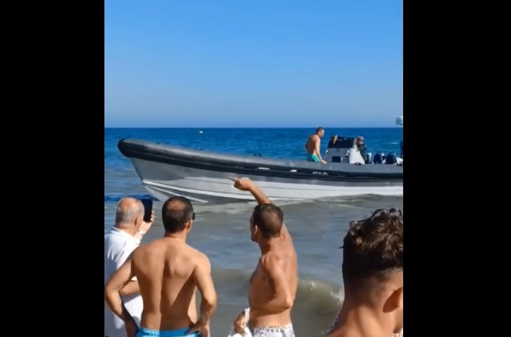 Narcolancha cargada de combustible encalla en playa de La Antilla, causando alarma en los bañistas