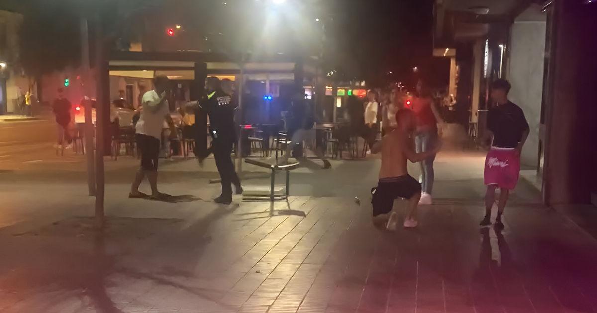 Nuevo altercado en la calle Balmes: jóvenes protagonizan pelea con sillas y palos