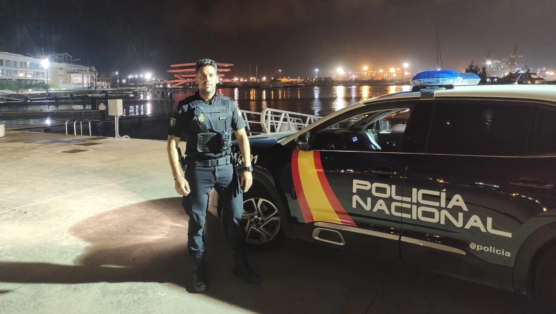 Un policía fuera de servicio salva de morir ahogada a una joven en la playa de Puntagorda