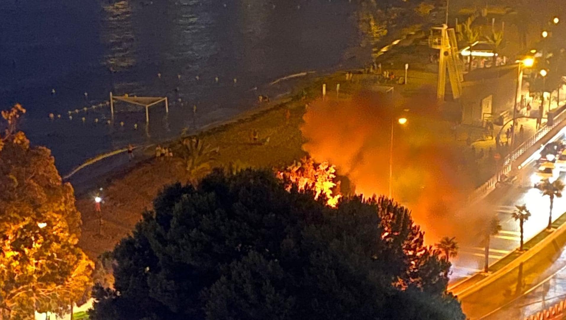 Aparatoso incendio de un coche en la zona de la playa de la Albufereta