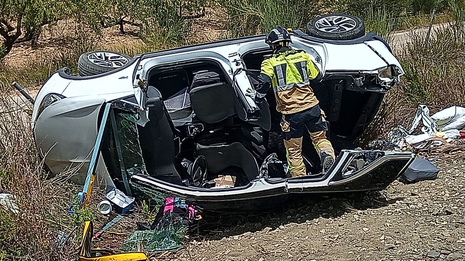Rescatan a dos personas del interior de un vehículo tras sufrir un accidente en Bullas
