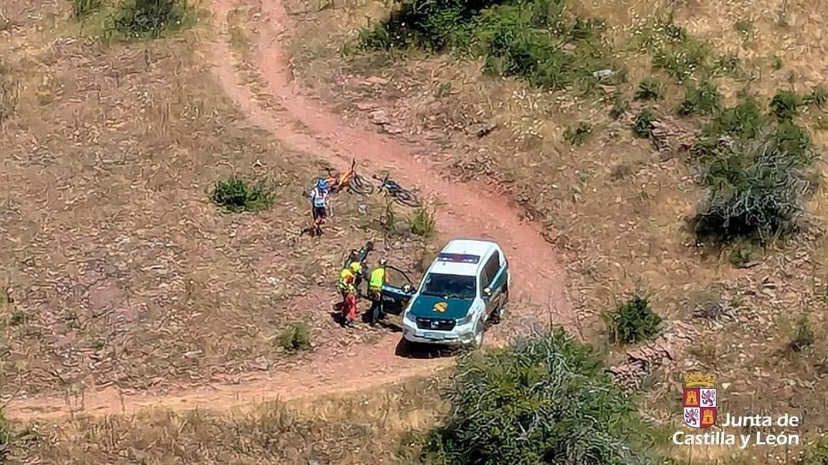 Rescate de un ciclista que se mostró indispuesto cuando circulaba por una pista en Valdoré, en el municipio de Crémenes.