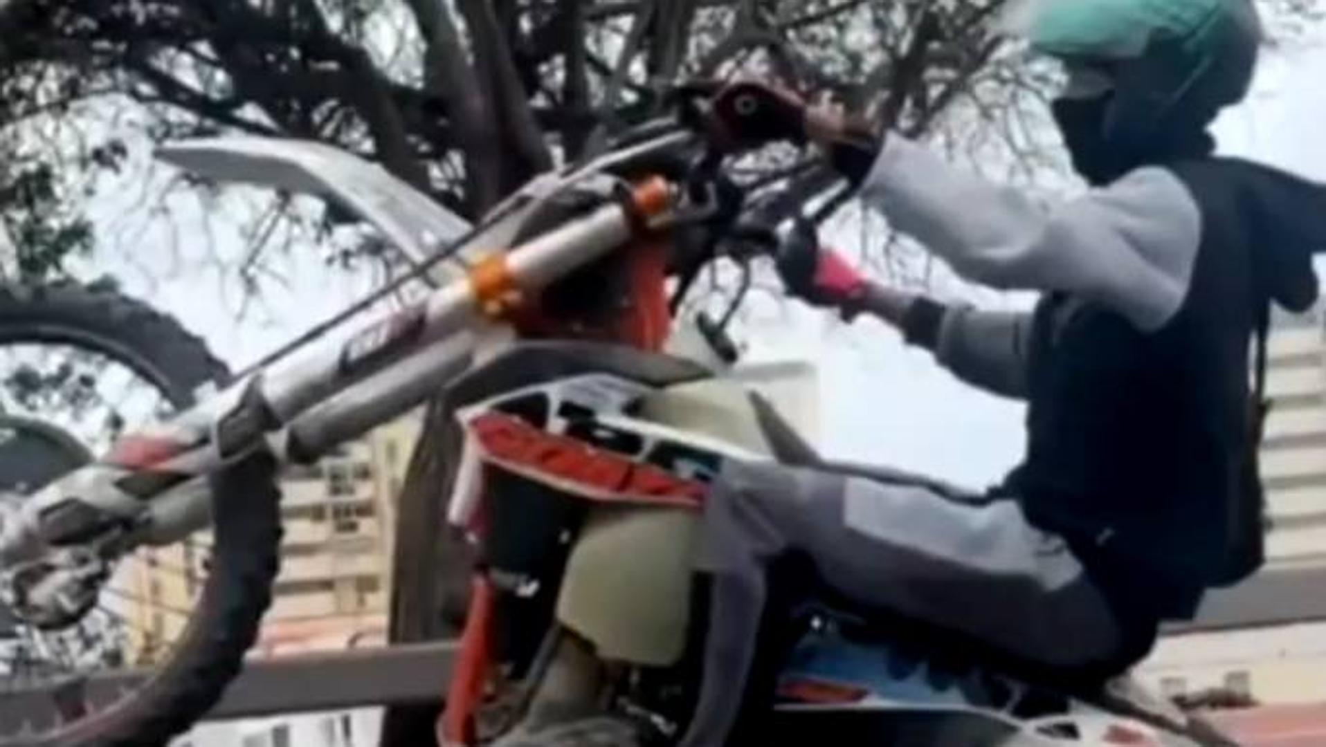 Buscan a varios jóvenes que atropellaron a dos menores en San José