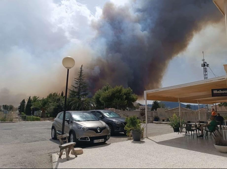 Declarado un incendio forestal en Benasau que avanza «muy rápidamente»