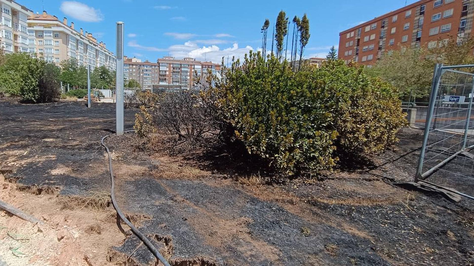 Un incendio en el parque Félix Rodríguez de la Fuente activa las alarmas en Gamonal