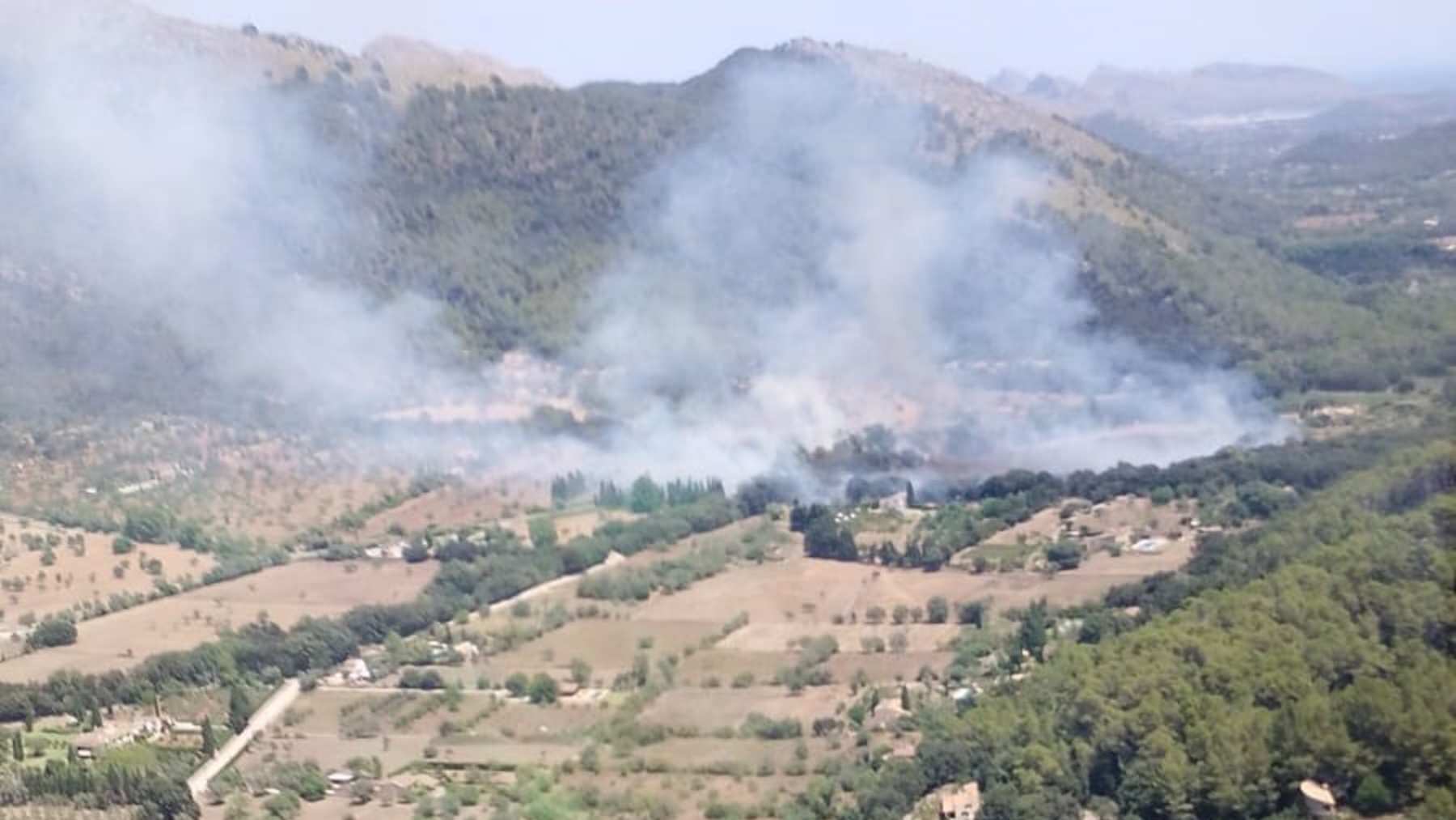 Trabajan en la extinción de un incendio forestal en Can Llobera en Pollença