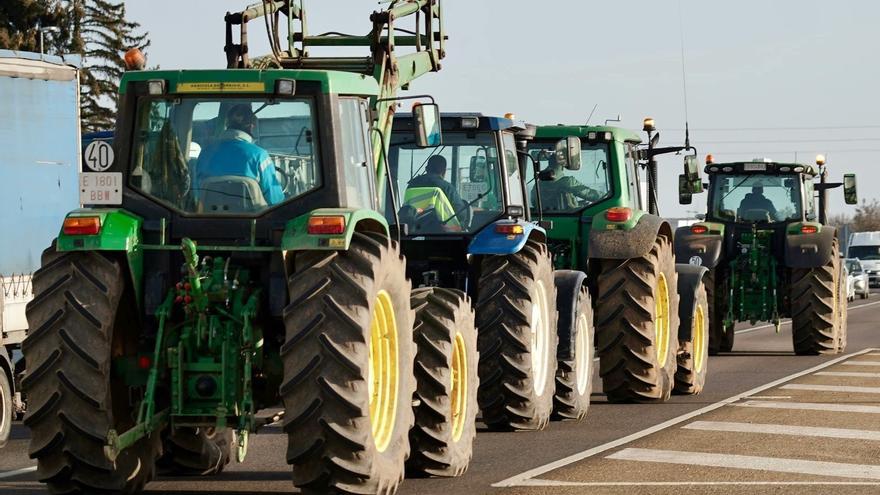 Fallece un hombre en Usurbil al volcar su tractor en las vías del tren