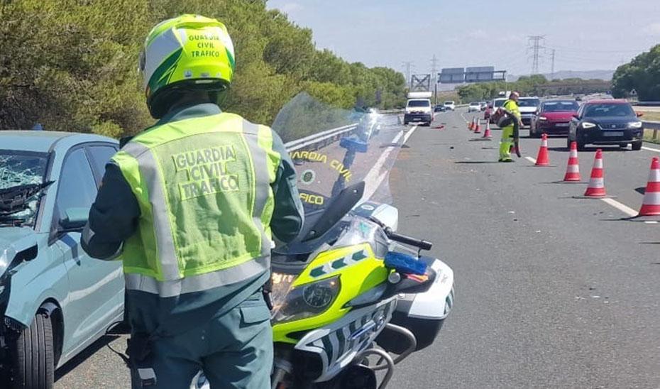 Agente de la Guardia Civil de Tráfico en un accidente. - 112.