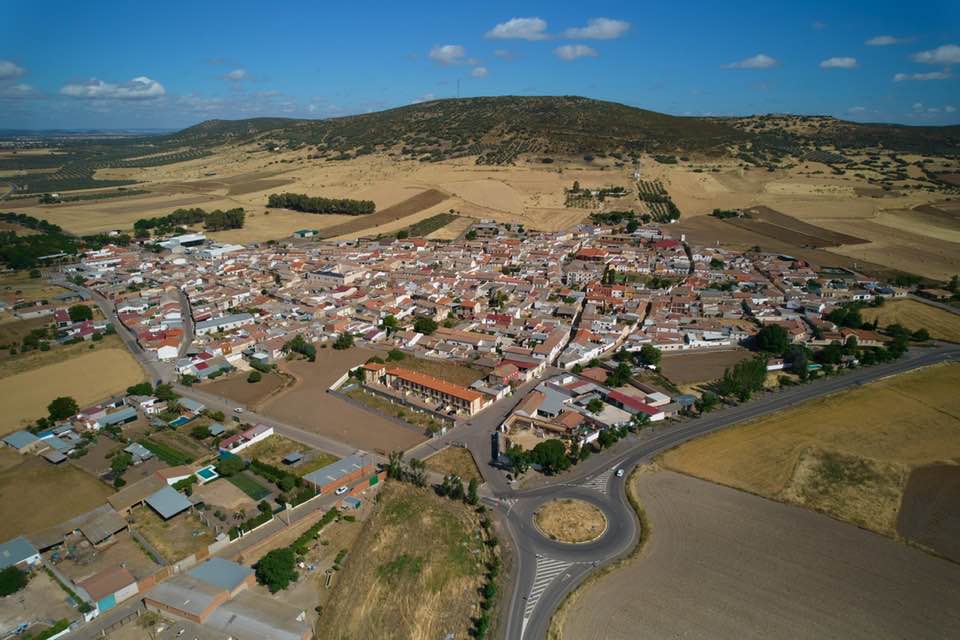 Trágico accidente en Villamayor de Calatrava: Un hombre pierde la vida al salirse de la vía con su moto.