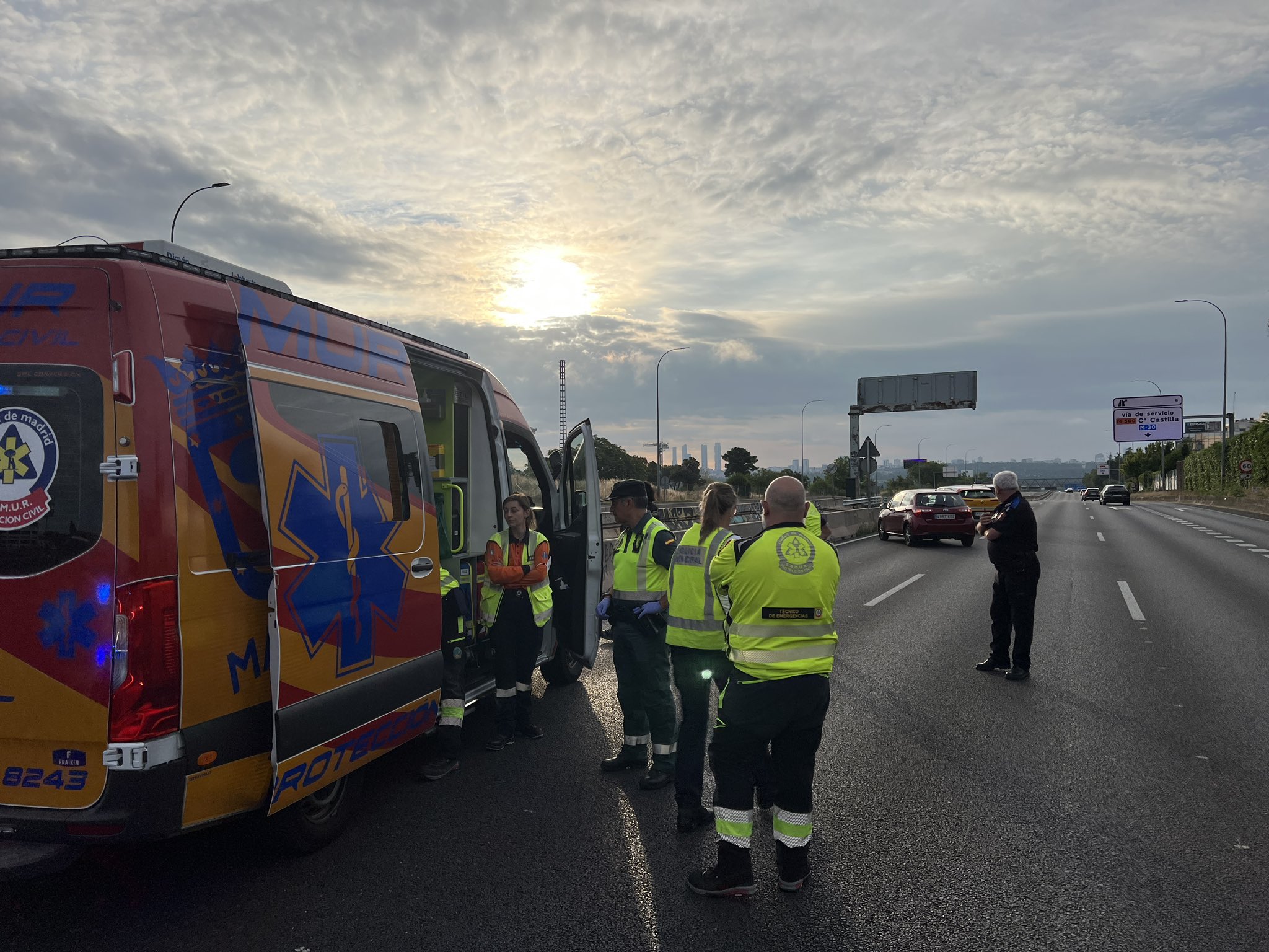 Muere un motorista tras chocar en la A-6 y precipitarse sobre el Bus-VAO