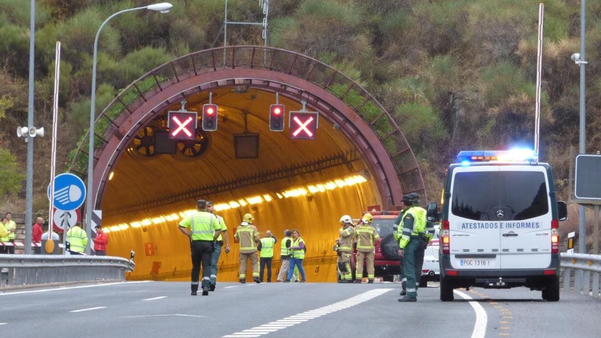 Sucesos: Un muerto y dos heridos en un accidente entre un coche y un camión en la A-5, en el túnel de Miravete