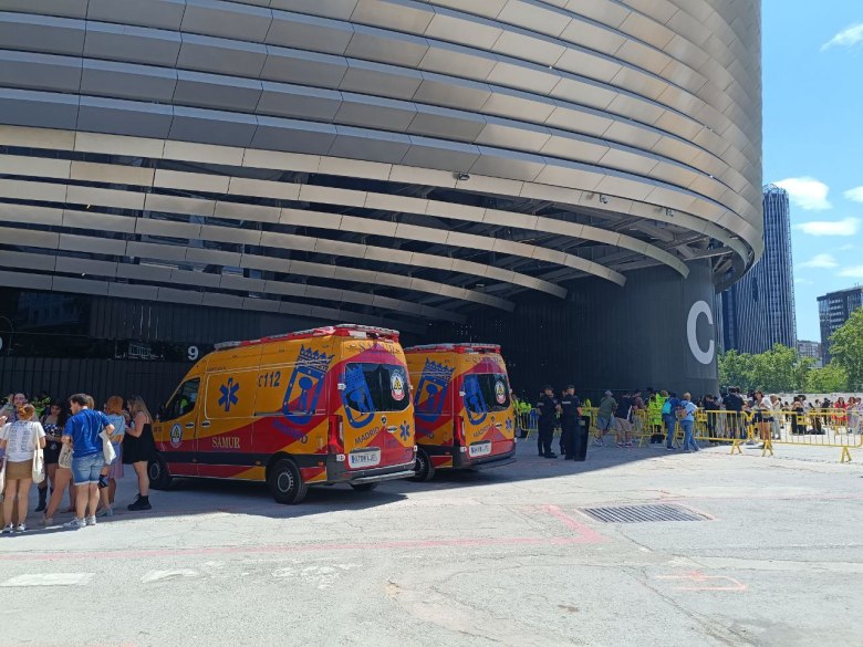 Ambulancias de Protección Civil en el acceso al estadio Santiago Bernabéu