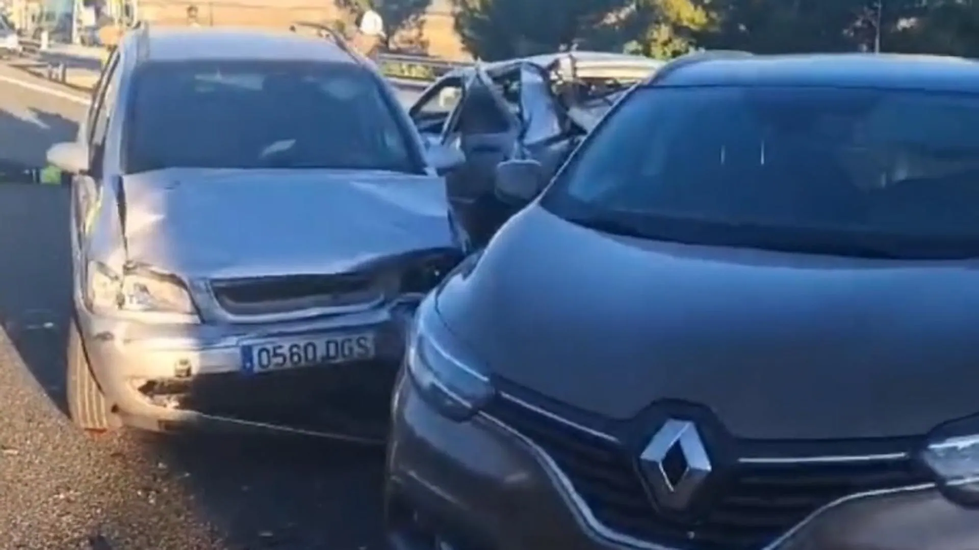 Choque en cadena en la autovía del Camino con tres heridos, uno de ellos un motorista grave