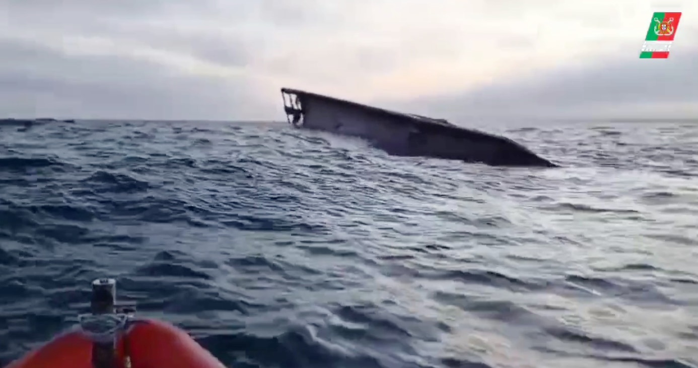 Tres muertos y tres desaparecidos tras el hundimiento de un barco pesquero en Portugal