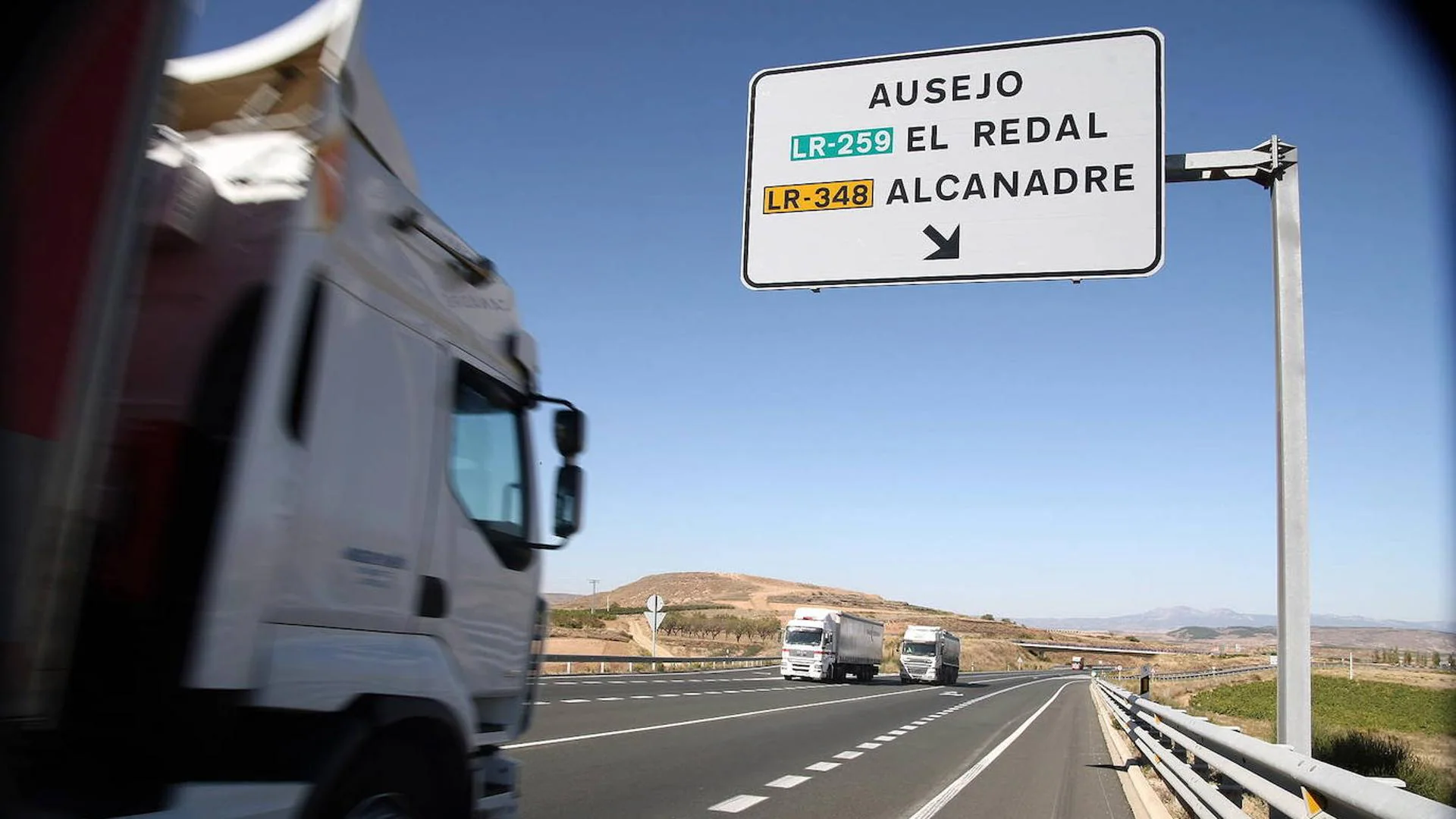 Tres personas resultan gravemente heridas tras ser atropelladas por un camión en la N-232
