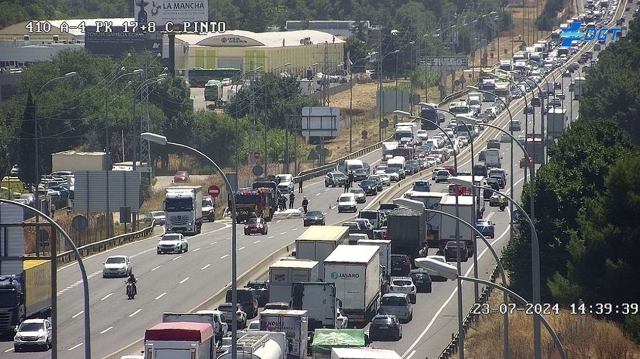 Un camión en llamas genera grandes retenciones en la A-4 a la altura de Pinto