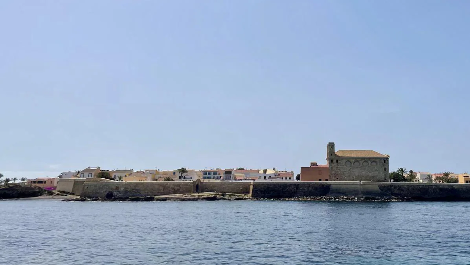 Accidente en Tabarca: un hombre se estampa contra las rocas tras calcular mal un salto