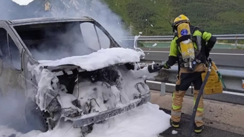 Una furgoneta arde en la A-23 en Arguis sin causar daños personales