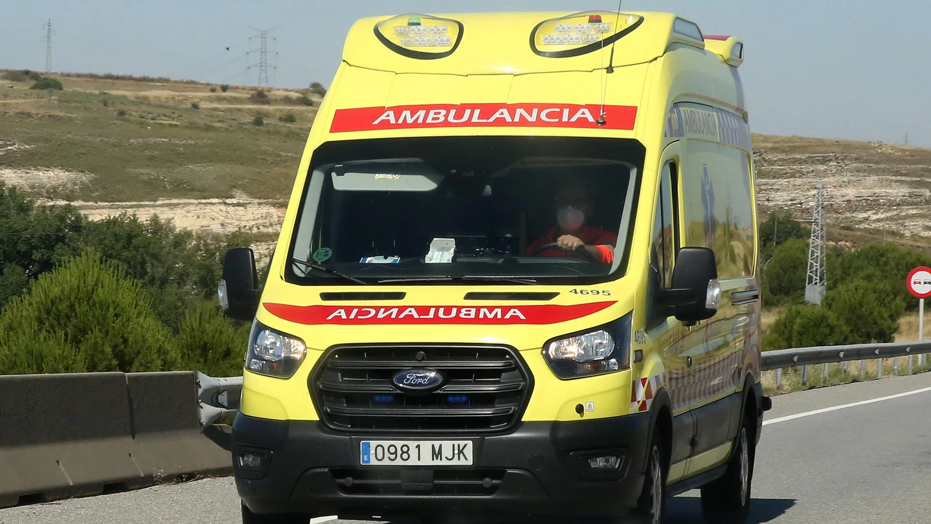 Una persona queda atrapada en su vehículo tras una salida de vía en el Puerto de Béjar