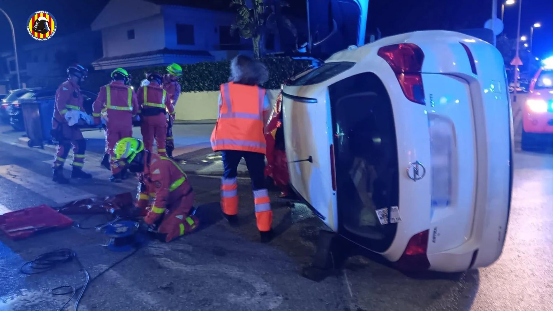Desgraciada noche de accidentes de tráfico en Valencia, con personas atrapadas y vueltas de campana