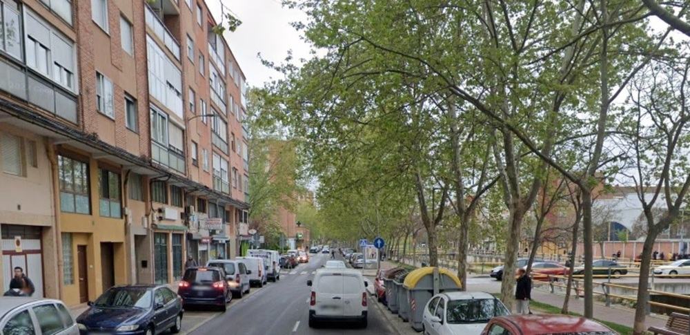 Herido tras volcar su vehículo en el paseo del Cauce