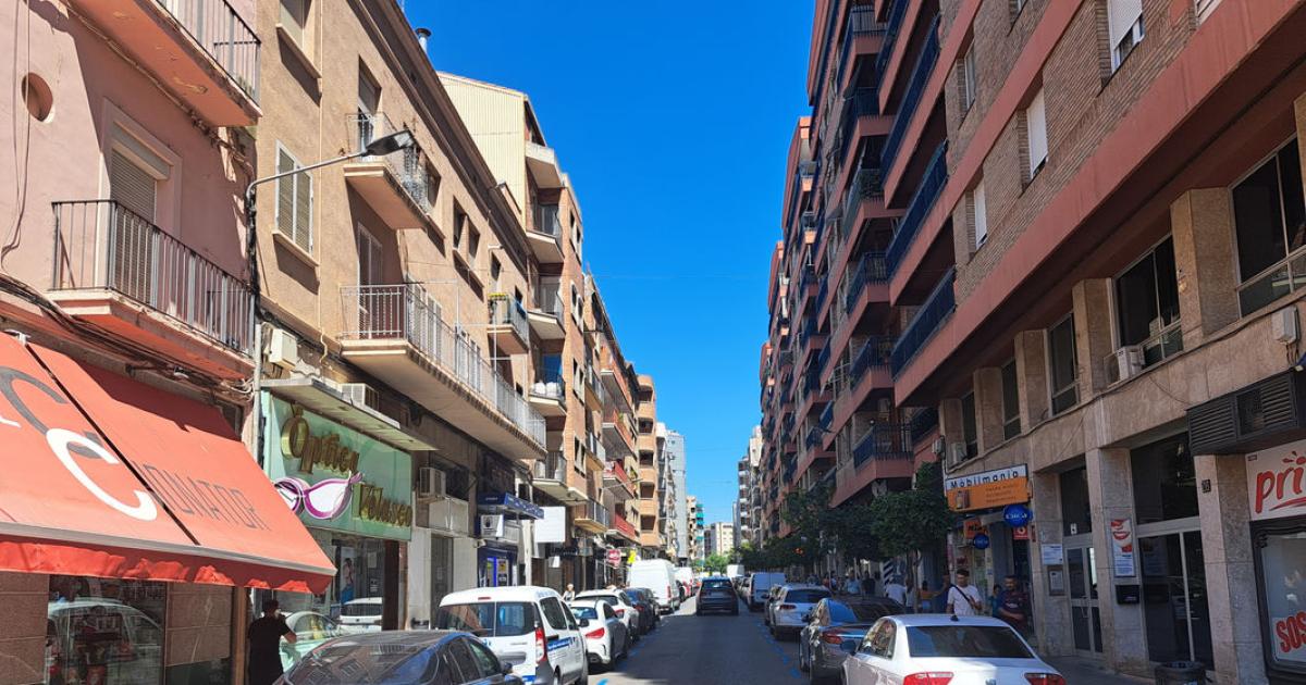 Vecinos de la calle Pi i Margall denuncian «inseguridad y suciedad» por okupas en el número 40, mientras el ayuntamiento busca soluciones