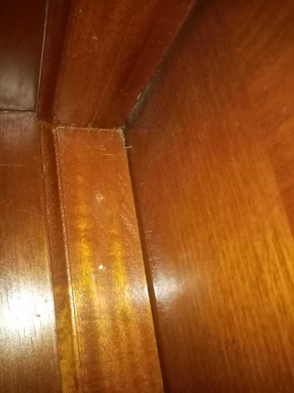 Roban en una vivienda con la puerta marcada con pegamento
