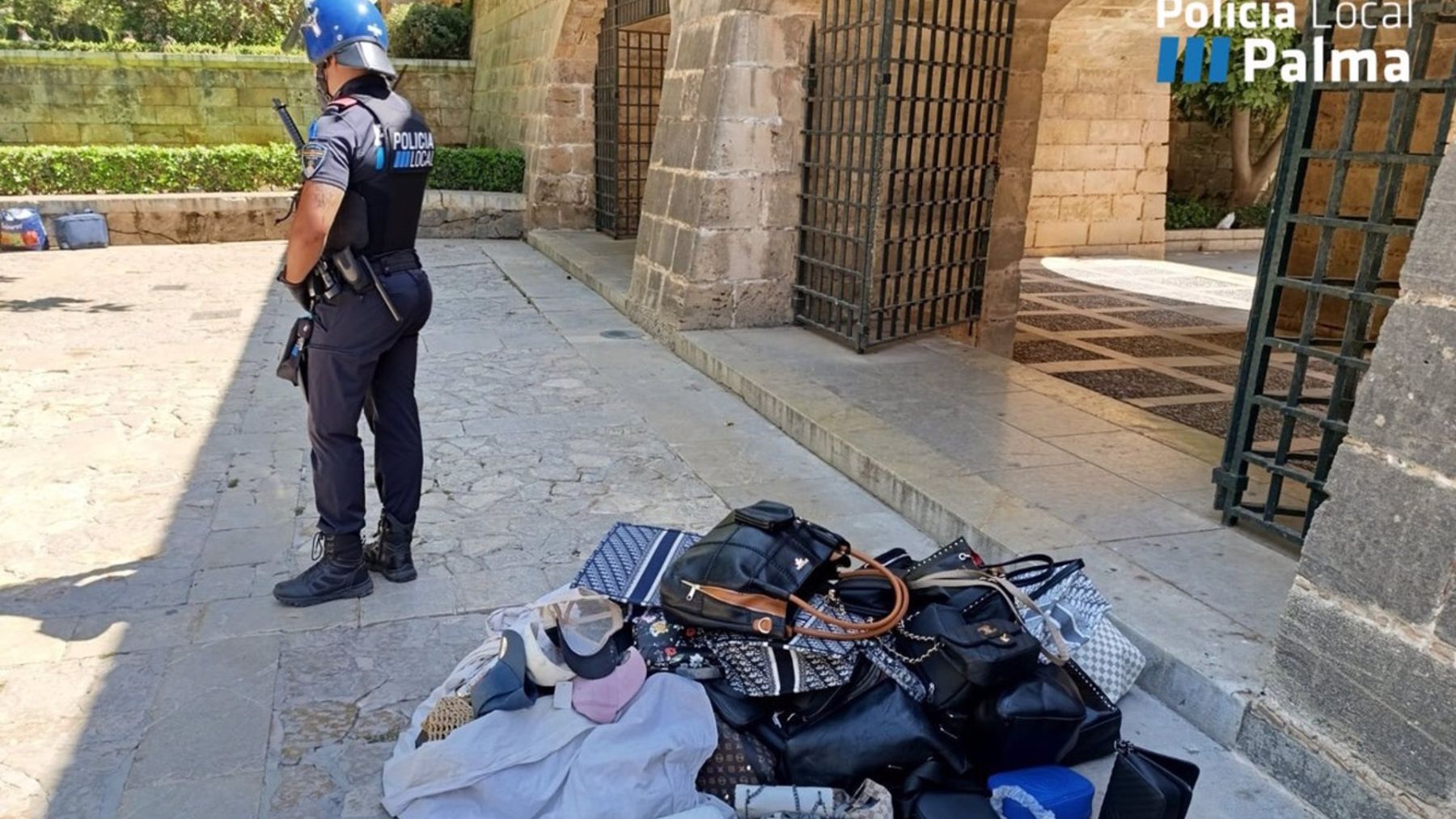 El vendedor ambulante cayó de una altura de cinco metros cuando huía de la Policía en Palma
