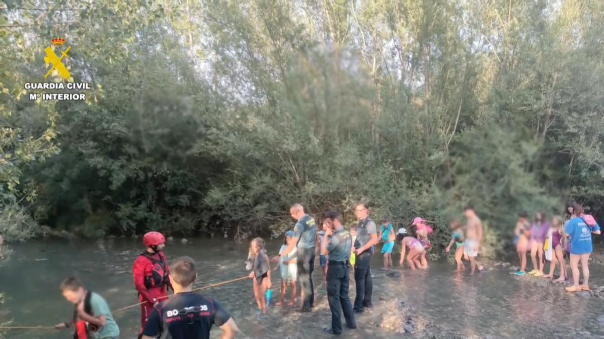 Vídeo: Bomberos de Huesca rescatan a 23 menores y 2 monitores sorprendidos por crecida en río Gállego.