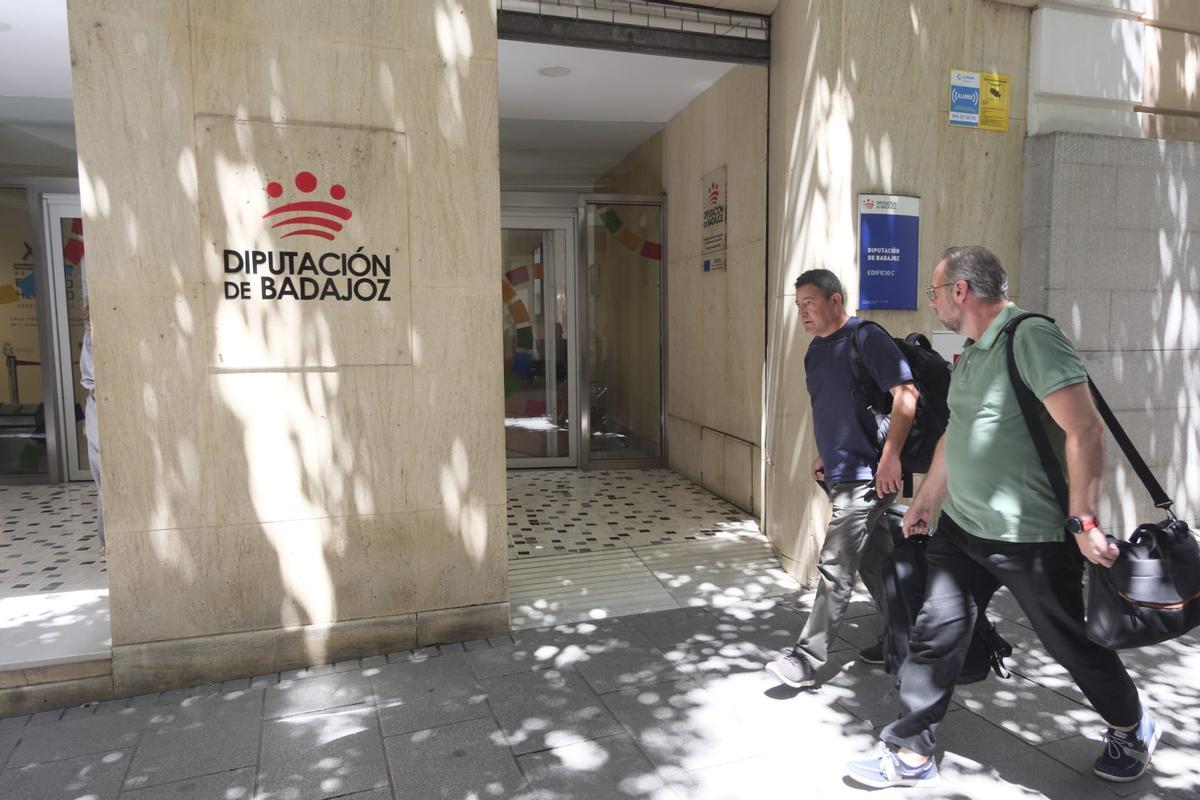Vídeo: La UCO concluye registro en Diputación de Badajoz por escándalo relacionado con hermano de Pedro Sánchez