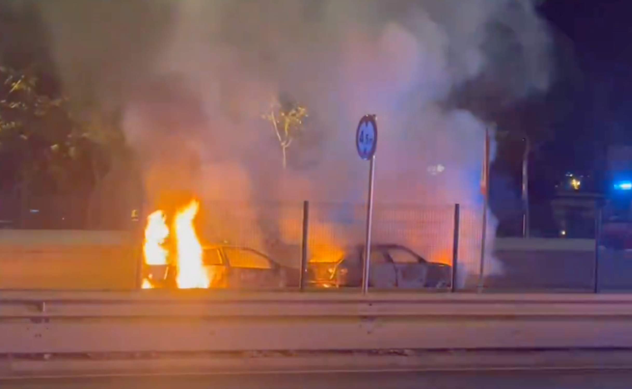 Violento choque provoca un peligroso incendio en la ronda de Dalt de Barcelona