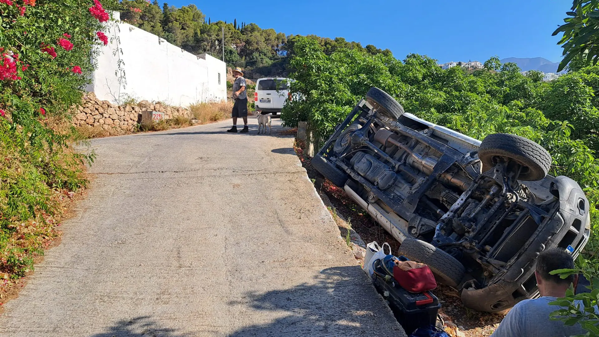 Ilesos los dos ocupantes de una 'pick-up' tras volcar en una zona rural de Frigiliana