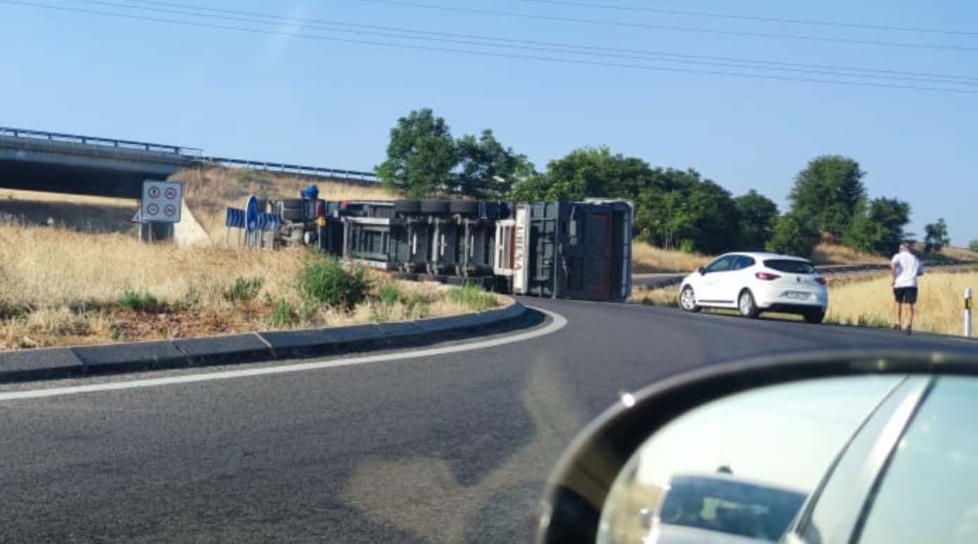 Vuelco de camión obliga al cierre de la carretera N-420 en Ciudad Real sin heridos de gravedad