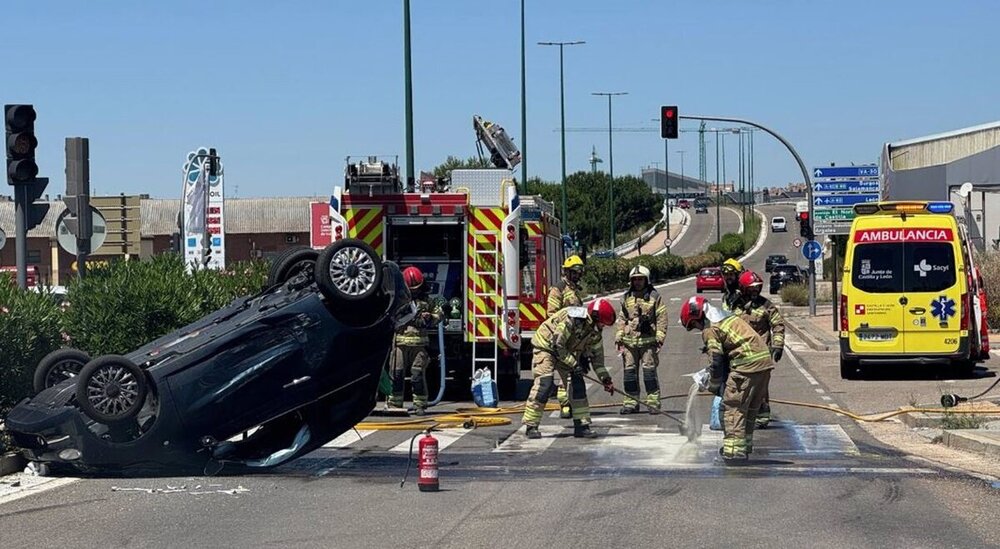 Atasco en la avenida de Zamora tras volcar un coche