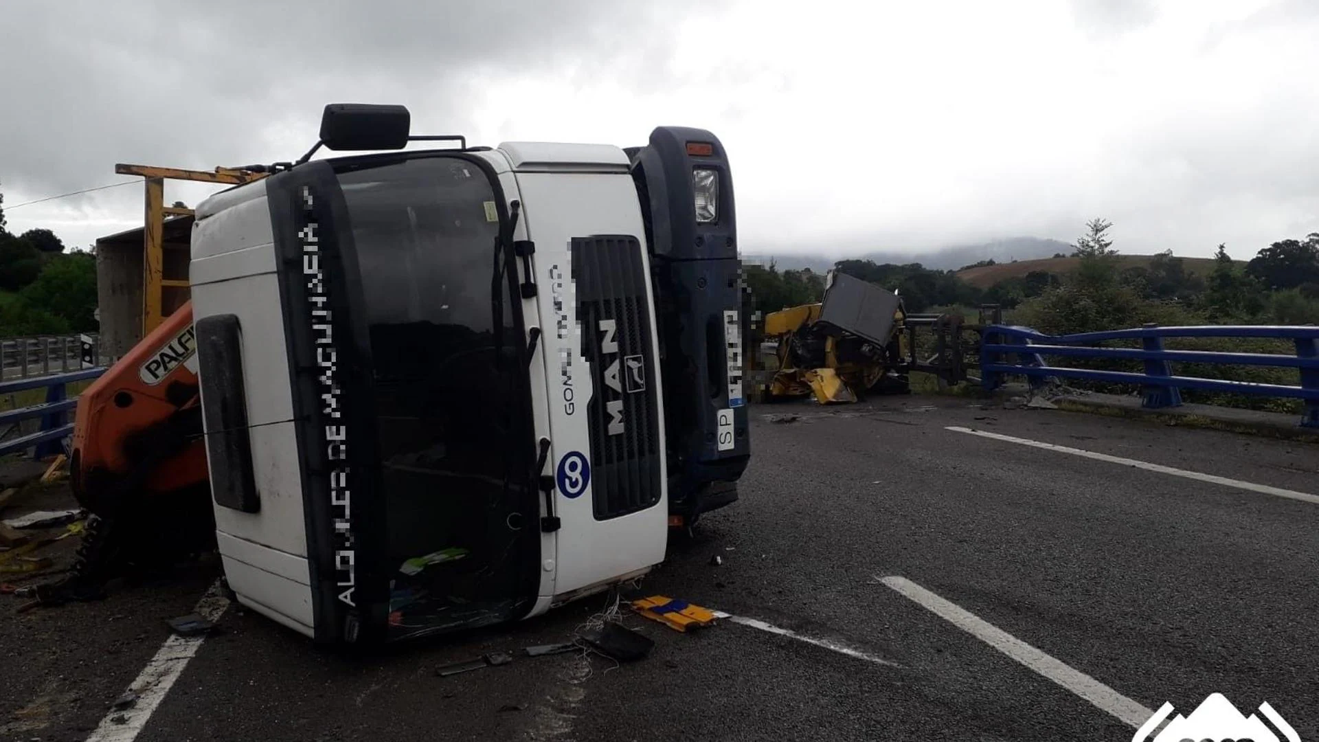 Vuelco de camión en Villaviciosa provoca caos de tráfico en la A-64 y la A-8