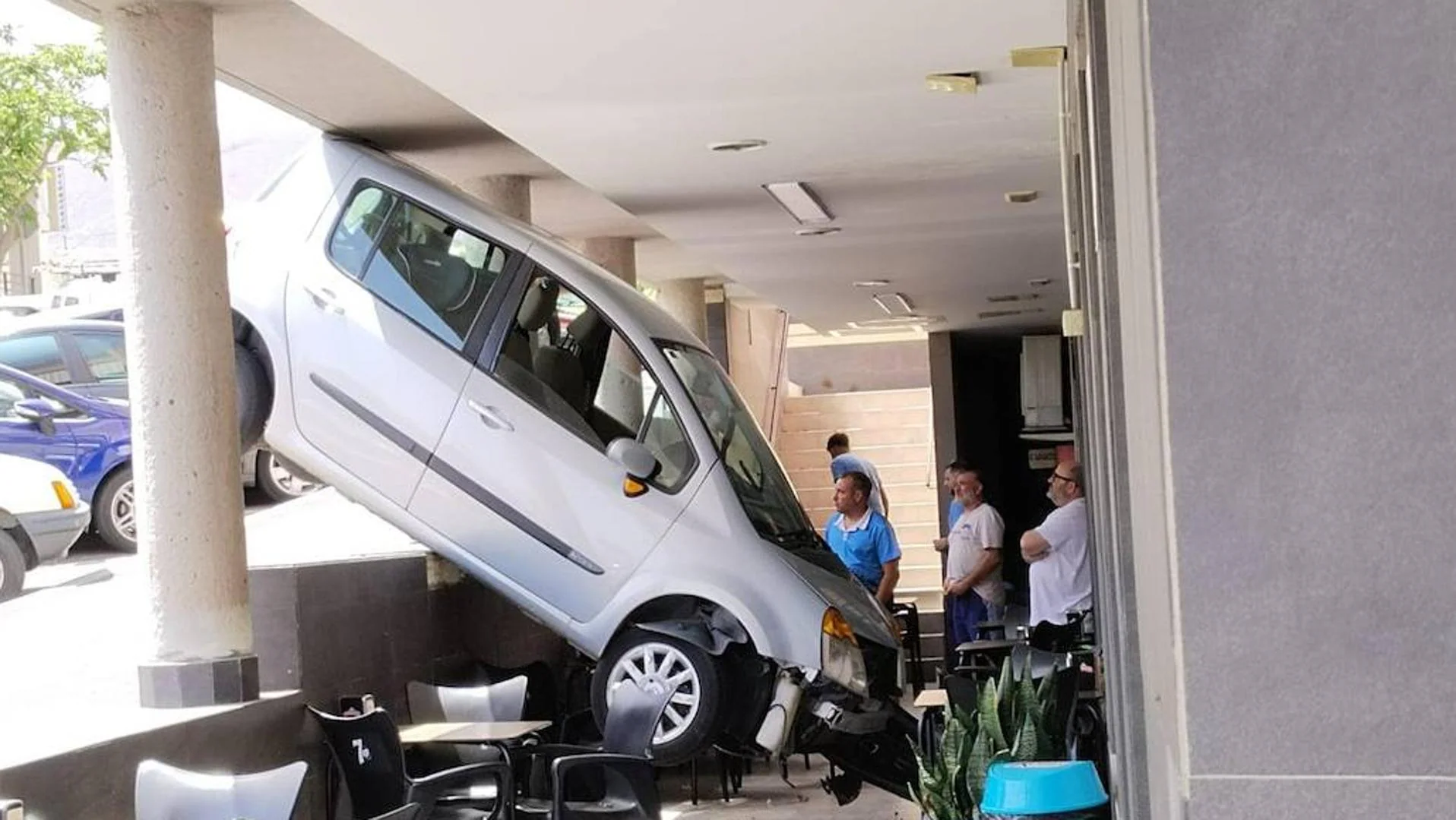 Coche cae en terraza de cafetería y por poco impacta contra comensal en Tenerife