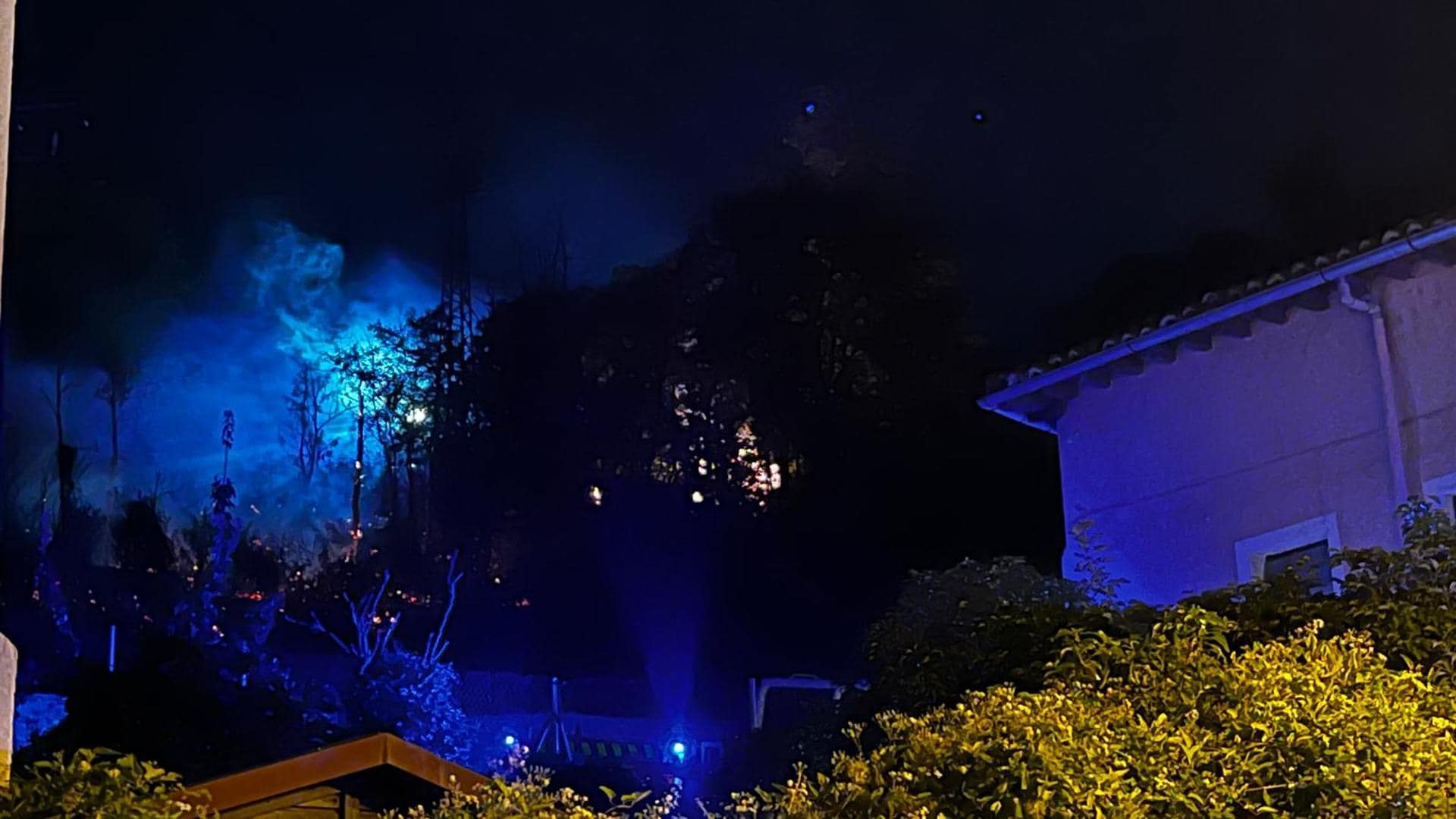 Incendio cercano al Castillo de Burgos crea caos y miedo entre los vecinos del Casco Alto
