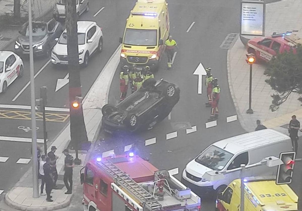 Espectacular vuelco de un coche provoca cortes de tráfico en Las Palmas de Gran Canaria