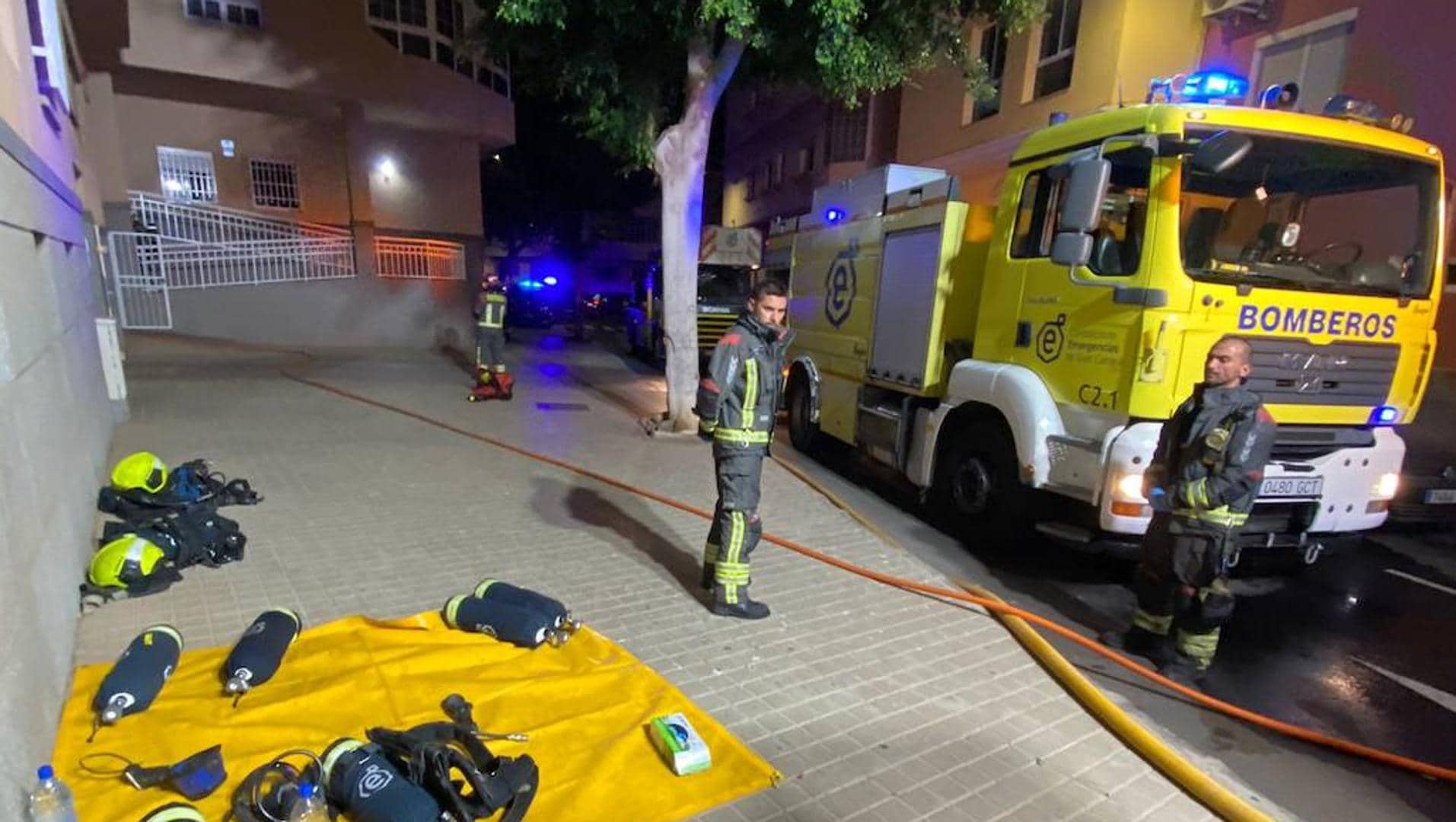 Provoca un incendio en su vivienda y se queda dentro en Santa Lucía de Tirajana