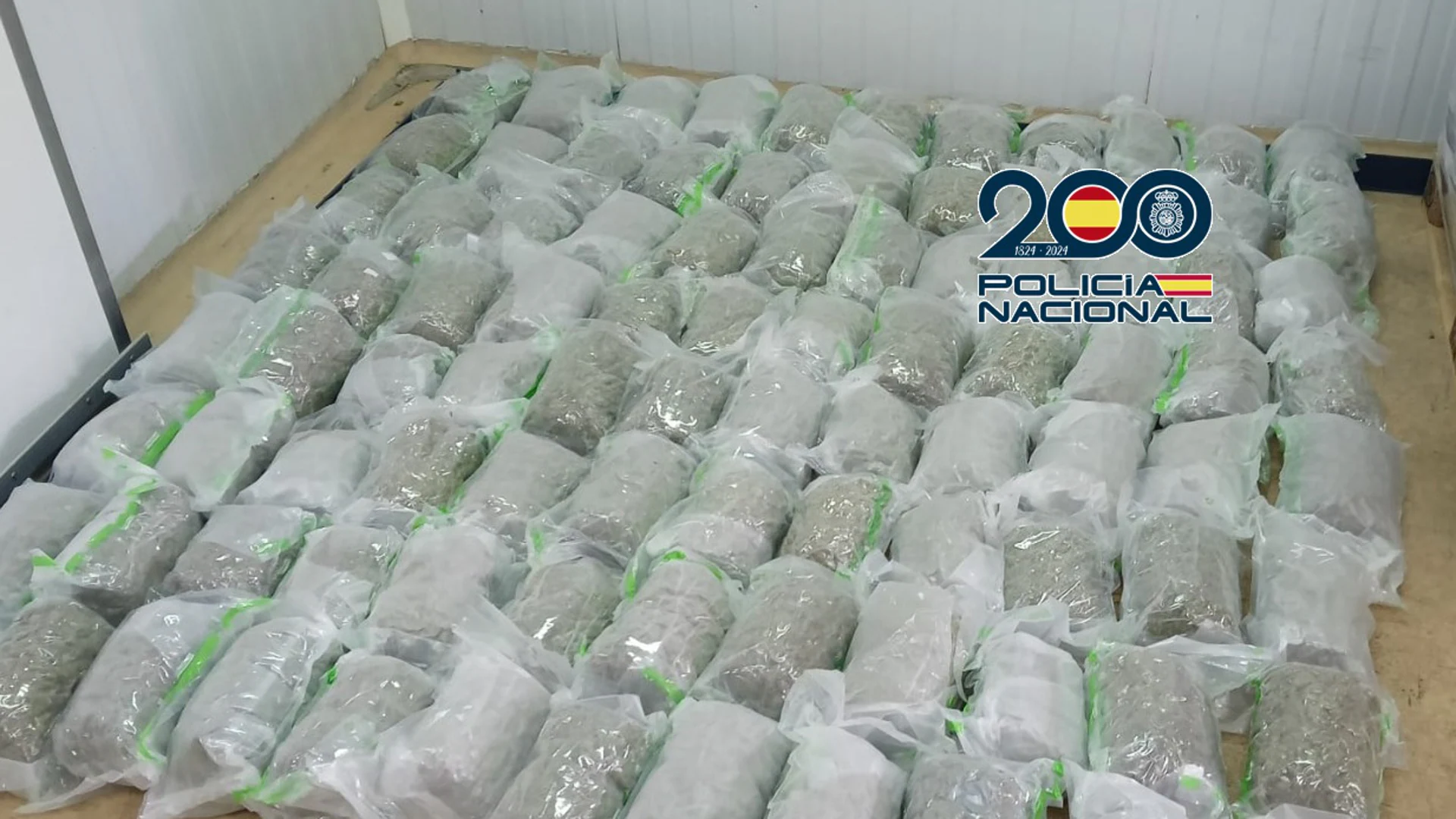 Desmantelan un grupo criminal que ocultaba marihuana en latas de encurtidos en Vélez-Málaga