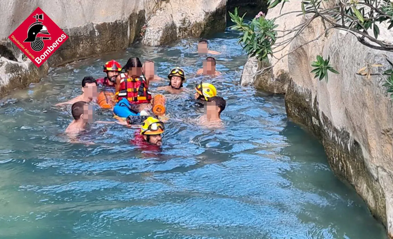Joven turista rescatada en complicada operación en las Fuentes del Algar
