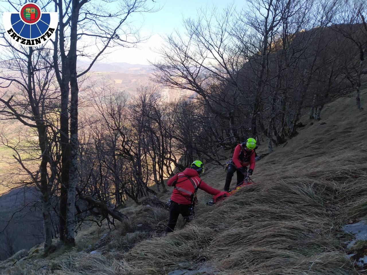 Menores se precipitan por un barranco de 20 metros en Álava